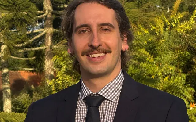 Dr. Viktor Daudt ao ar livre, de terno